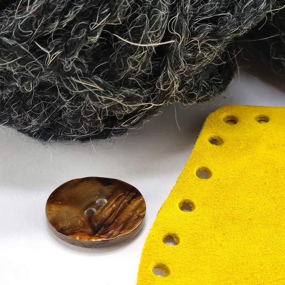 Slippers πλεκτές παντόφλες σε κίτρινο S9 suede δέρμα και μαύρο νήμα by Younique Lab 1