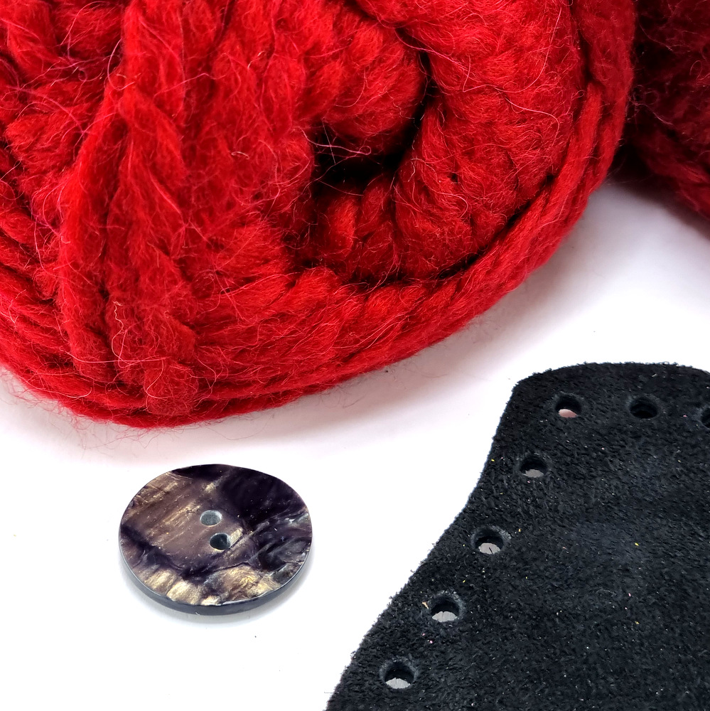 Slippers πλεκτές παντόφλες σε μαύρο S1 suede δέρμα και κόκκινο νήμα by Younique Lab 1