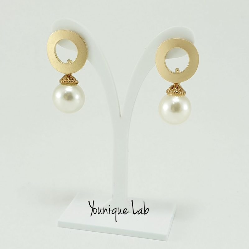 Μακριά σκουλαρίκια σε ματ χρυσό με λευκή πέρλα by Younique Lab αf