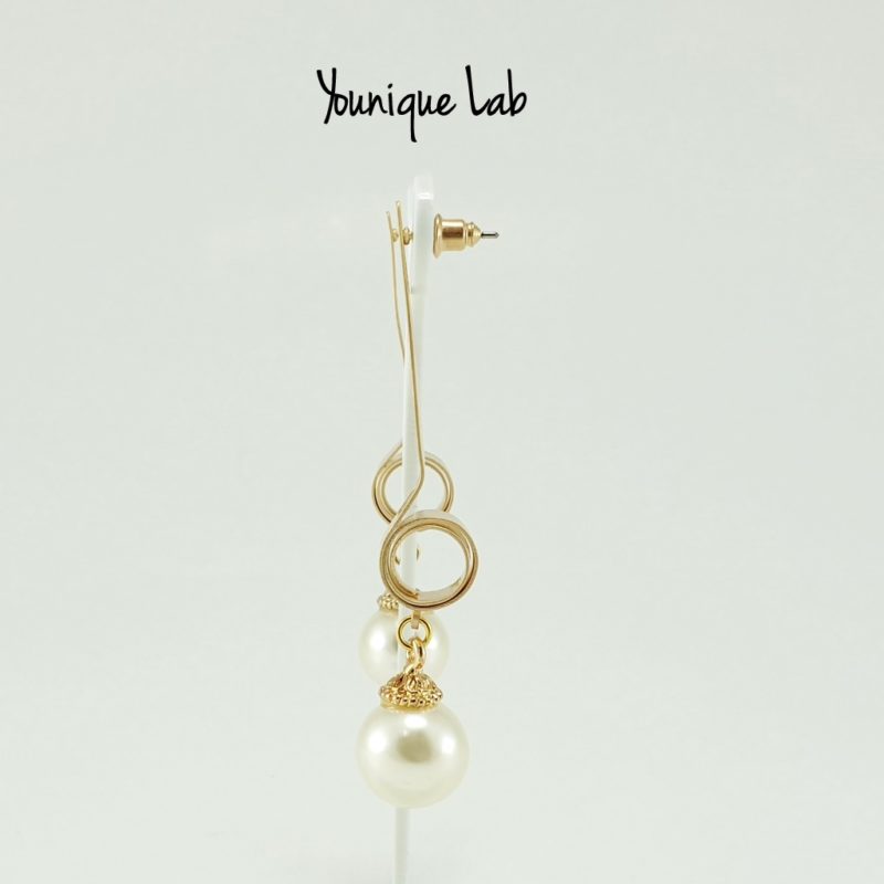 Μακριά σκουλαρίκια σε ματ χρυσό με λευκή πέρλα by Younique Lab ασ