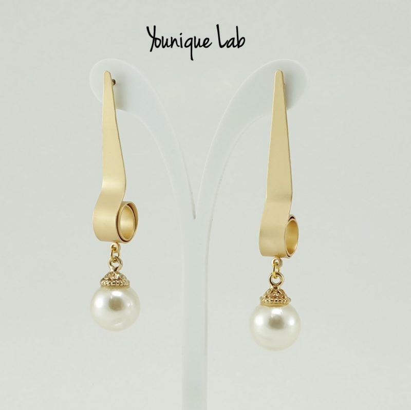 Μακριά σκουλαρίκια σε ματ χρυσό με λευκή πέρλα by Younique Lab