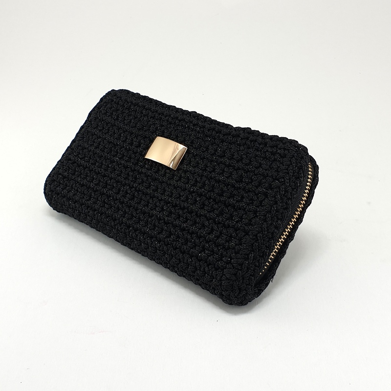 Πλεκτό πορτοφόλι μαύρο με μαύρο μεταλόνημα by Younique Lab