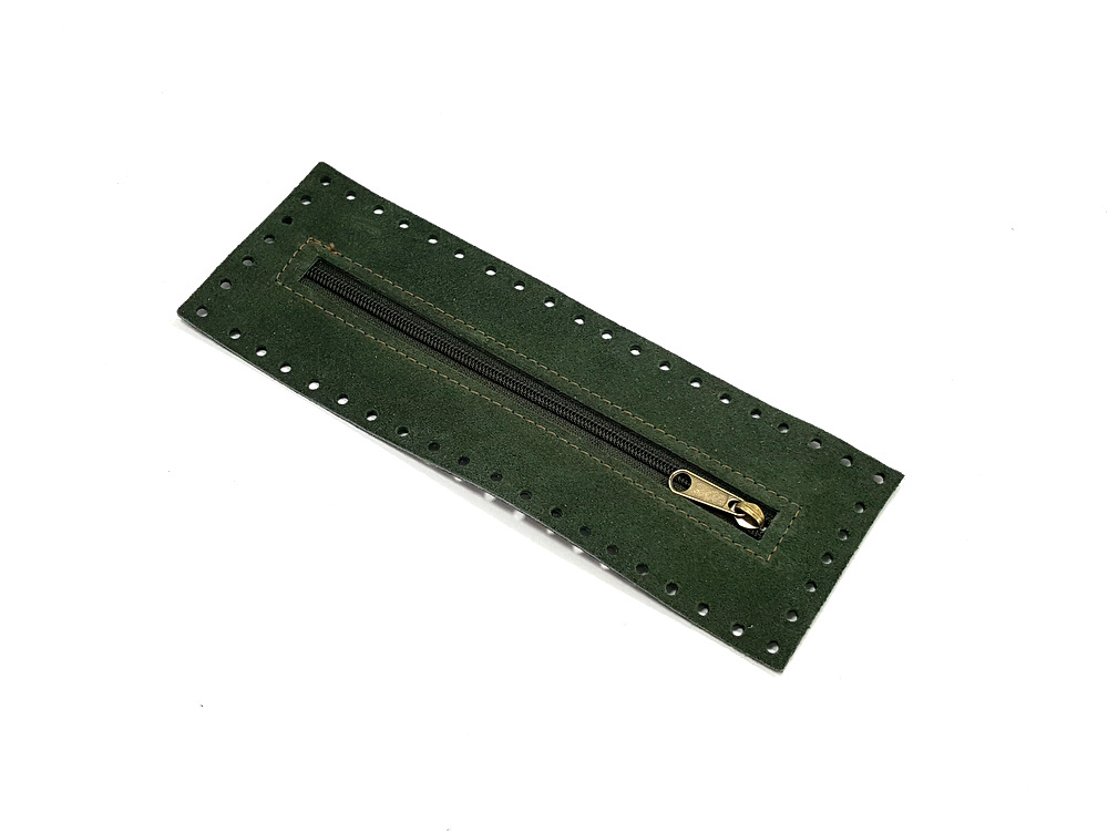 Φερμουάρ 26 x 10 εκ. σε πράσινο κυπαρισσί suede δέρμα (S14)